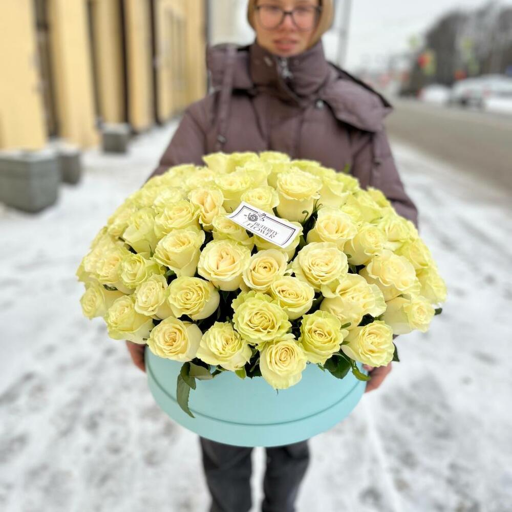 Большой букет из 101 белой розы в шляпной коробке 
