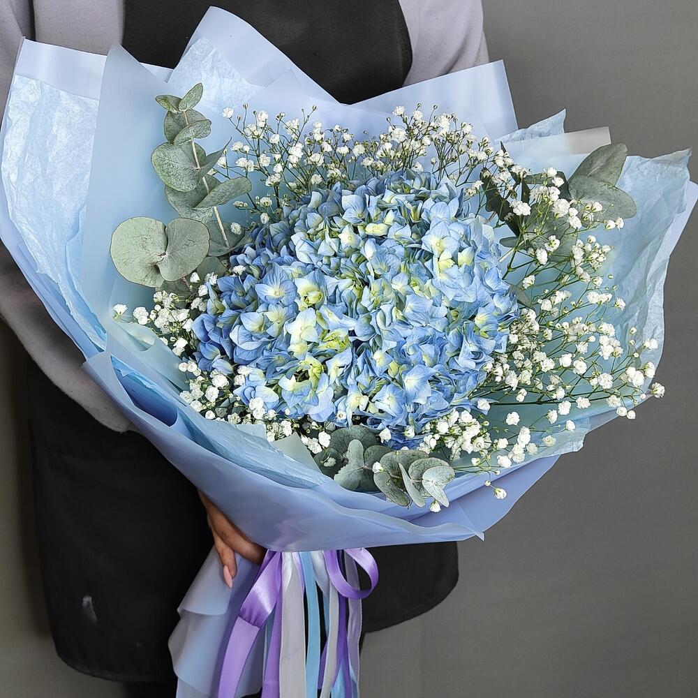 Букет из гортензии, гипсофилы и ароматного эвкалипта