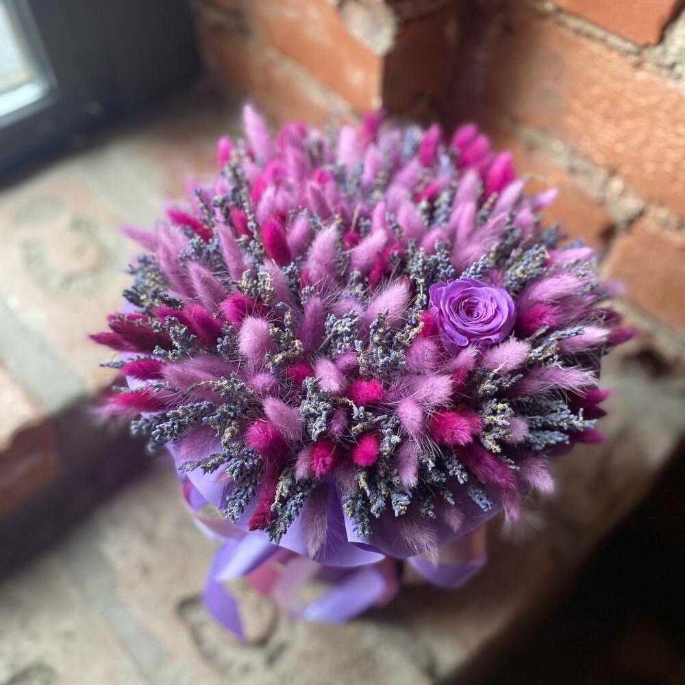 Букет из сухоцветов - лагуруса, лаванды и стабилизированной розы в шляпной коробке "Лиловые сны"