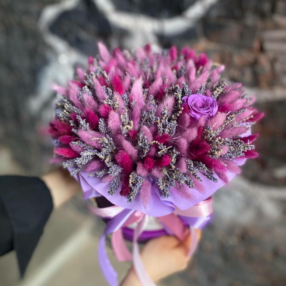 лаванды и стабилизированной розы в шляпной коробке "Лиловые сны" лаванды и стабилизированной розы в шляпной коробке "Лиловые сны"