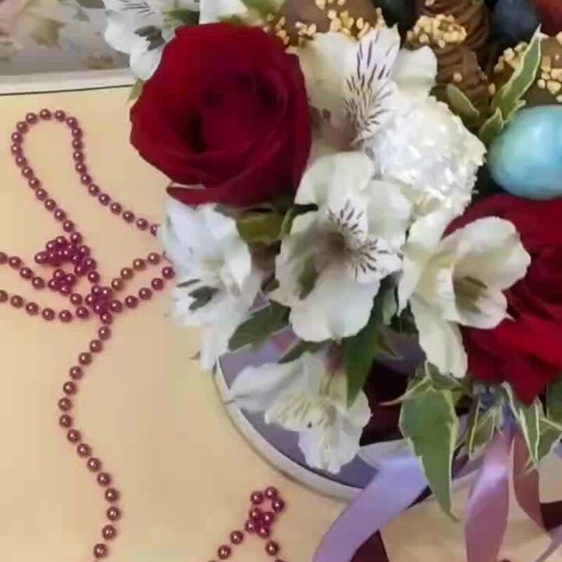 Вкусный букет из клубники в шоколаде и цветов 