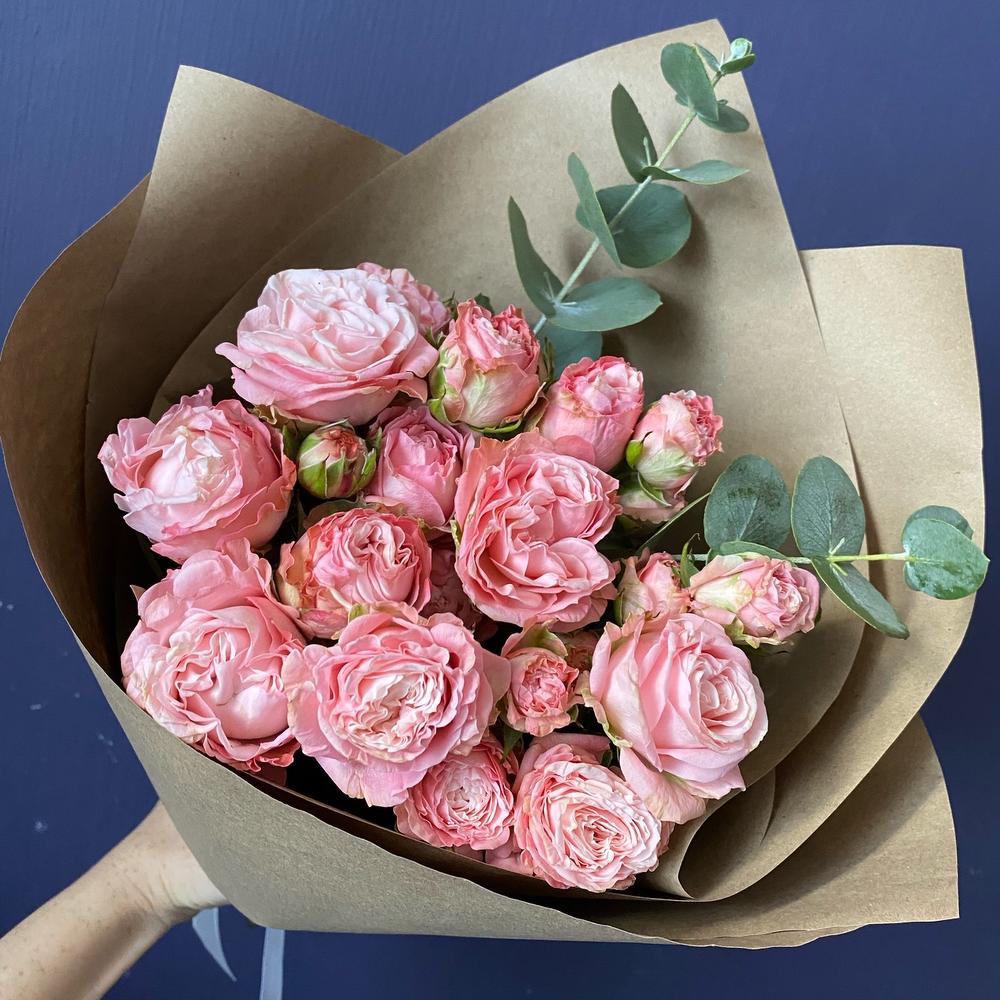 Пионовидная кустовая роза с эвкалиптом