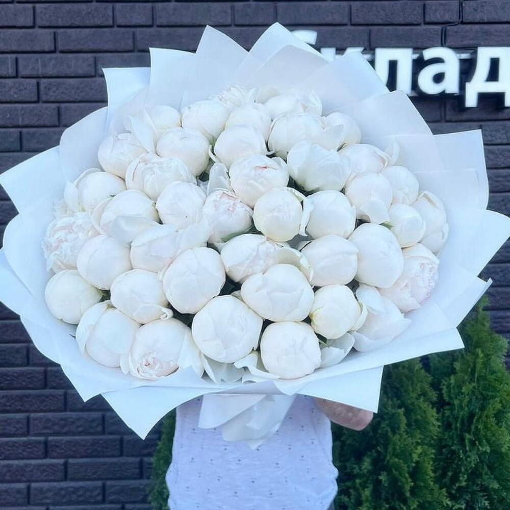 Букет из 35 белых пион